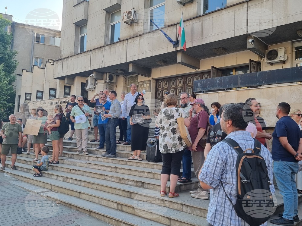 Протест под наслов "Нямате белезници за всички" се състоя пред Съдебната палата във Велико Търново тази вечер