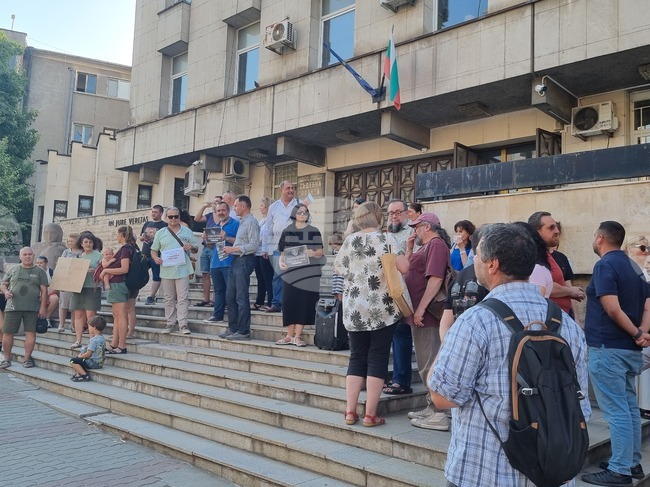 Протест под наслов "Нямате белезници за всички" се състоя пред Съдебната палата във Велико Търново тази вечер