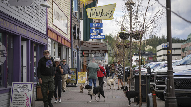 Канадската безработица се понижава до 16-месечен минимум през ноември благодарение на ръста при работните места на непълно работно време 