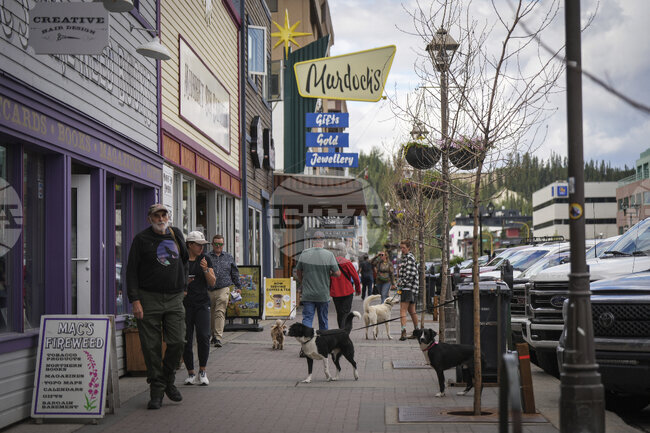Канадската безработица се понижава до 16-месечен минимум през ноември благодарение на ръста при работните места на непълно работно време 