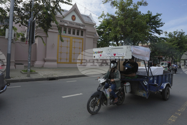 Двама войници бяха ранени, след като избухнаха въоръжени сблъсъци между Тайланд и Камбоджа в оспорван участък от общата им граница