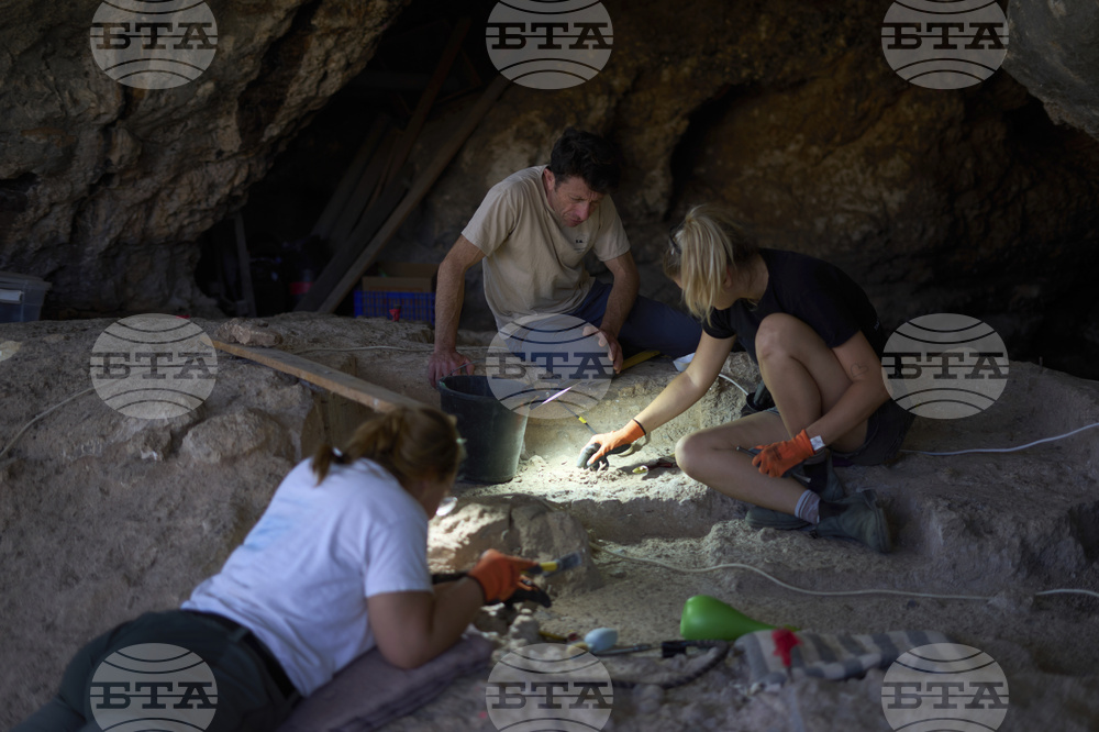 Фигурка на 12 000 години, изобразяваща взаимодействие между човек и животно, беше открита в Северен Израел