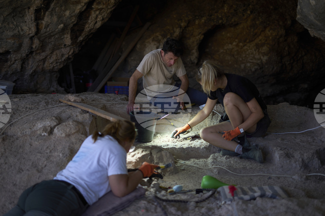 Фигурка на 12 000 години, изобразяваща взаимодействие между човек и животно, беше открита в Северен Израел