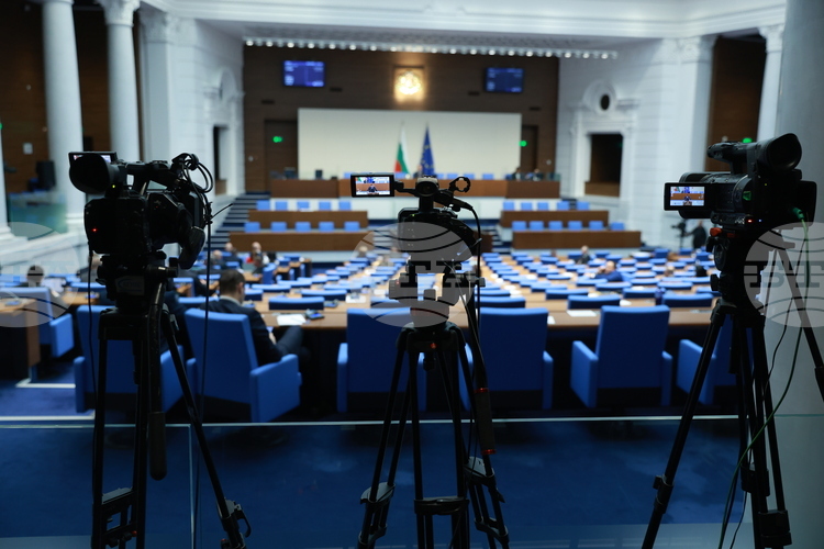 Regular Government, Four No Confidence Votes and New Parliamentary Group Define Parliament’s 2025 Session