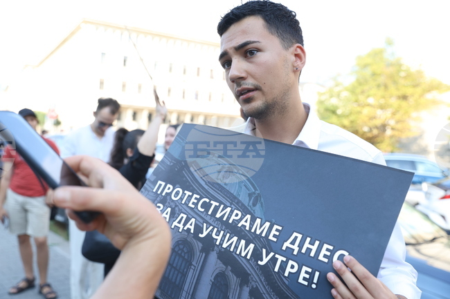 Студенти от цялата страна се включиха в протест под мотото „Образованието е право - не привилегия!“ пред Народното събрание