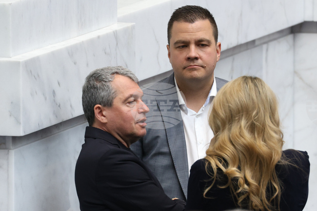 Депутати от ИТН напуснаха пленарната зала заради декларация на ПП-ДБ за достойни възнаграждения на младите лекари 