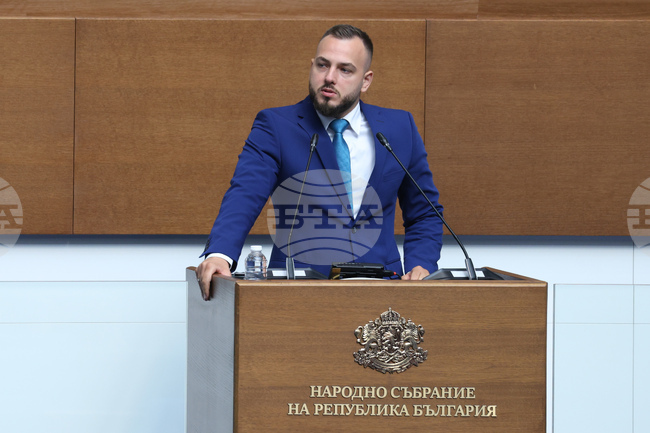 В договорите за бързи кредити има неравноправни клаузи, предлагаме КЗП да ги проверява предварително, каза Георги Хрисимиров от „Възраждане“