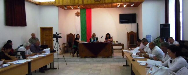 На извънредното заседание на Общинския съвет в Котел бяха разгледани и приети две предложения, внесени от кмета Коста Каранашев