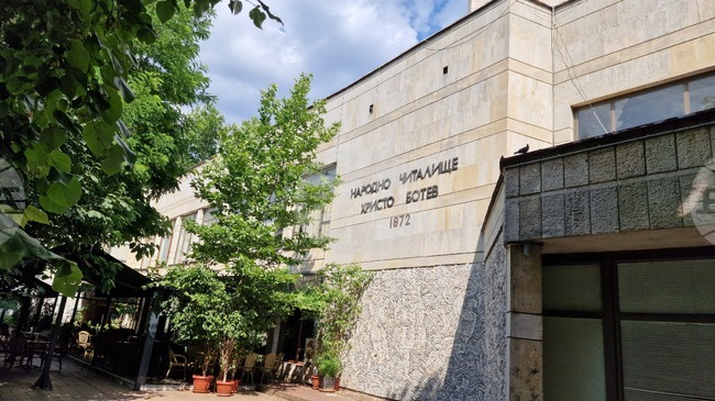 Общо 435 книги са дарени на читалищната библиотека „Иван Радов" в Нови пазар през първите 11 месеца на 2025 г.