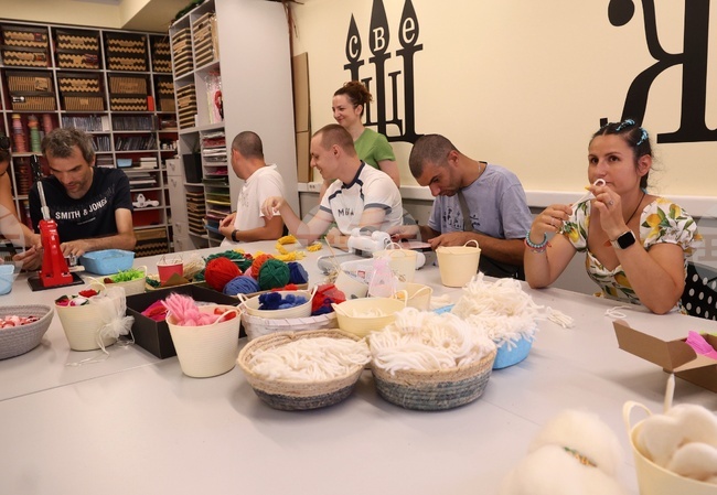 Младежи с интелектуални затруднения намират своето място на пазара на труда след усвояване на битови и творчески умения в център „Светове“