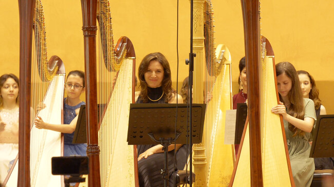 НБУ подкрепи млади български арфистки с впечатляващо участие на престижна сцена в Париж