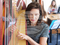 НБУ подкрепи млади български арфистки с впечатляващо участие на престижна сцена в Париж. Снимка: НБУ