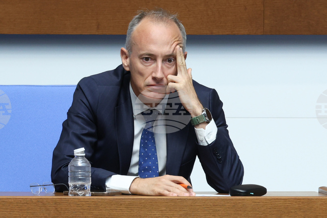 Ще търсим и по-трайни решения в Закона за висшето образование, не само за таксите, каза министър Вълчев