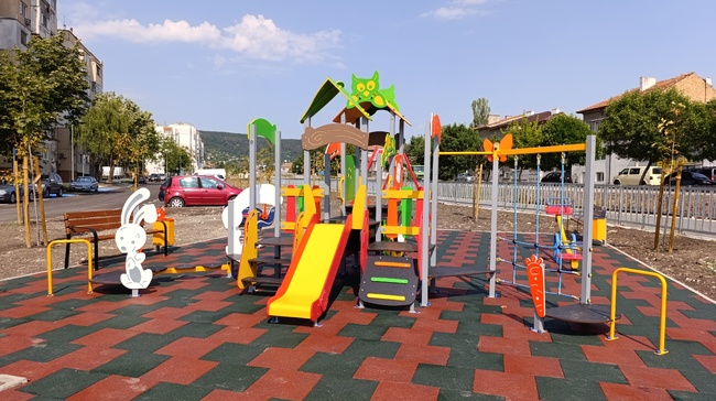 Община Шумен: За почти 2 млн. лв. ул. „Марица“ в Шумен е напълно обновена с близо 400 дръвчета, 300 паркоместа, две нови площадки и капково напояване