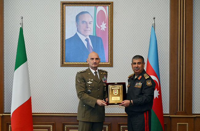 АЗЕРТАДЖ: Министърът на отбраната на Азербайджан и началникът на Генералния щаб на Италия обсъдиха сътрудничеството и регионалната сигурност