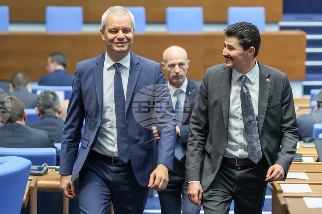 Ако една от четирите партии от мнозинството не реши да се събори, няма как да станат нещата, каза лидерът на „Възраждане“ относно нов вот на недоверие