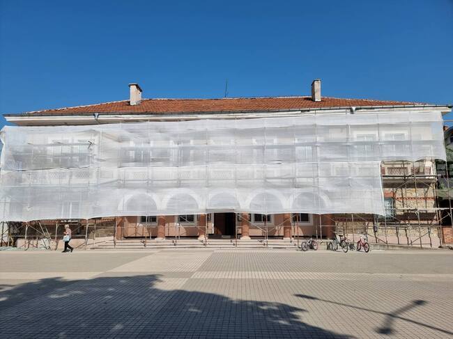 Община Съединение обновява фасадата на читалището по случай 140 г. от Съединението на България 