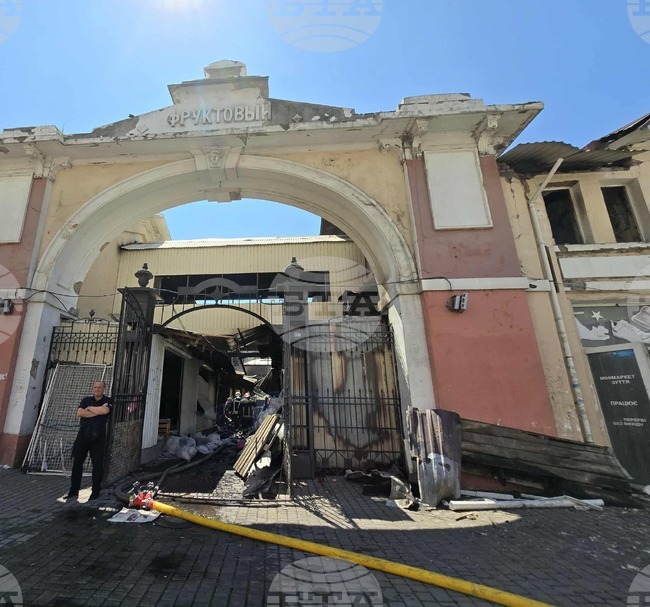 Щети са нанесени на Приморски булевард, включен в списъка на ЮНЕСКО, и одеския пазар Привоз след нощната атака в украинския черноморски град