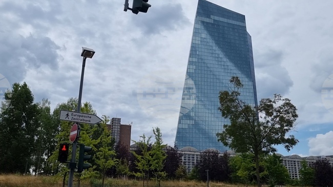 Инфлационните очаквания на потребителите леко се понижават през септември, сочи проучване на ЕЦБ