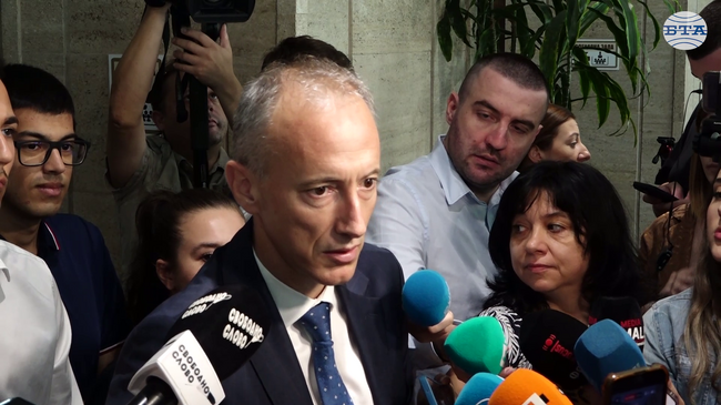 Ще търсим и по-трайни решения в Закона за висшето образование, не само за таксите, каза министър Вълчев