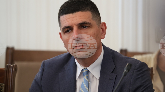 Пеевски да спре с "кухите лозунги", призова съпредседателят на "Да, България" Ивайло Мирчев във връзка с имотите-държавна собственост