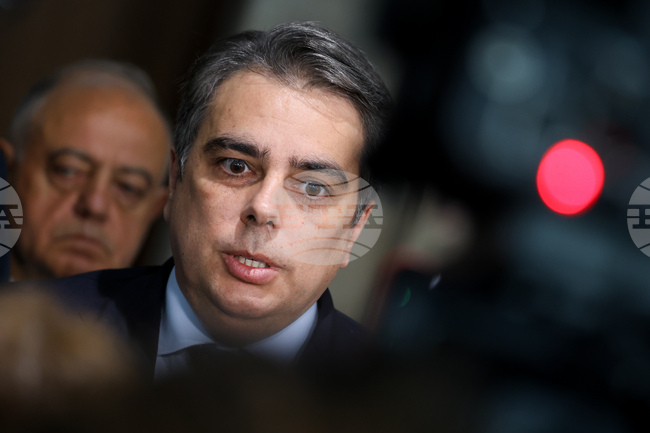 Спорът с Общинска банка в София не трябва да се политизира, каза Асен Василев