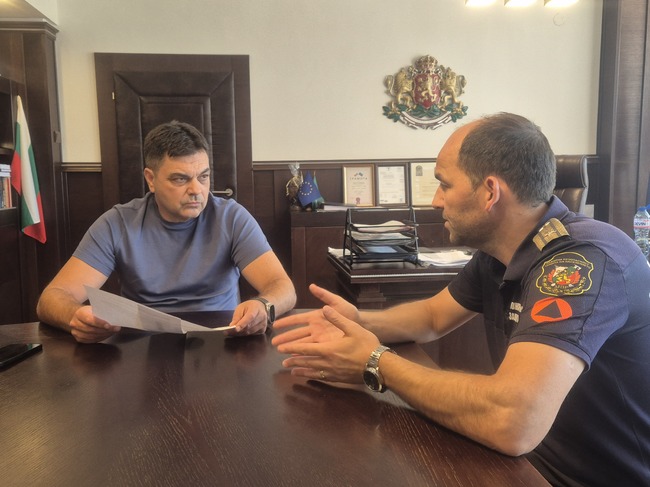 Координацията между институциите в пожароопасния сезон са обсъдили на среща кметът на Димитровград и началникът на районната противопожарна служба