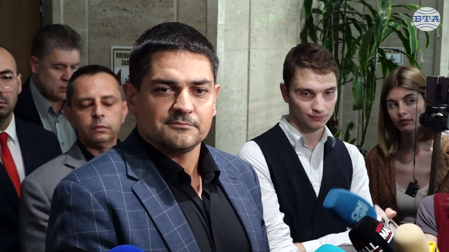 ПП-ДБ предложиха разговори за общ вот на недоверие, каза лидерът на МЕЧ Радостин Василев