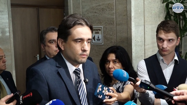 Вотът на недоверие трябва да удари в сърцето на управляващите, каза Божидар Божанов от ПП-ДБ