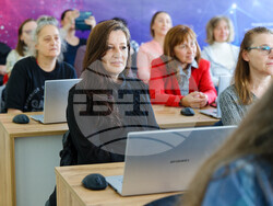 Нов безплатен курс за дигитални умения стартира през август. Снимка: Висше училище по телекомуникации и пощи