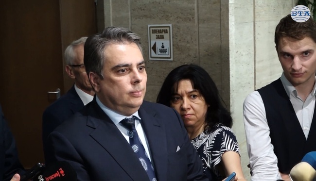 Спорът с Общинска банка в София не трябва да се политизира, каза Асен Василев