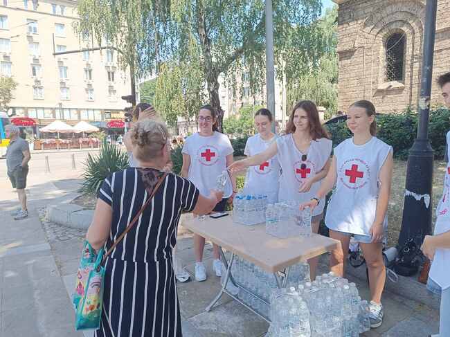 Българският червен кръст получи вода за попълване на бедствения си резерв, като част от водата ще се раздава по време на горещите дни 