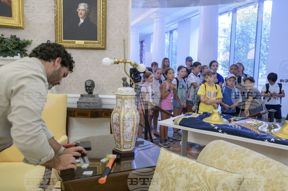 Trump Oval Office Replica