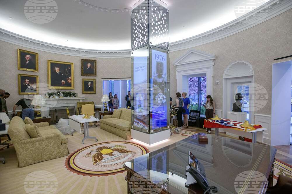 Trump Oval Office Replica