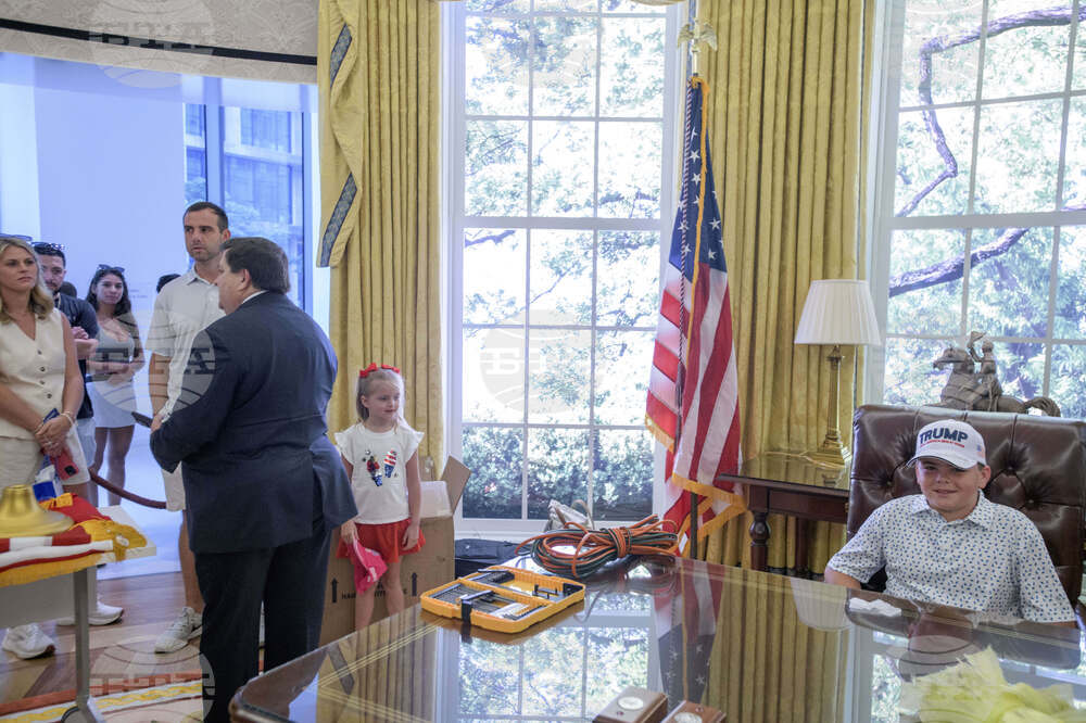 Trump Oval Office Replica