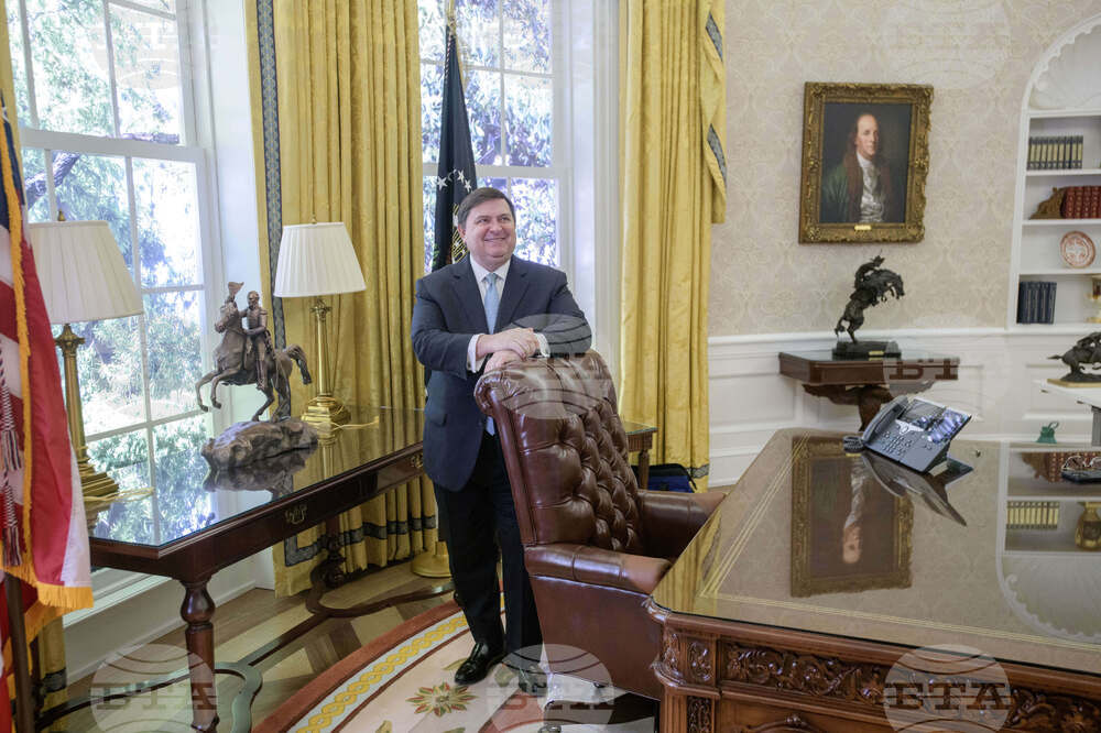 Trump Oval Office Replica