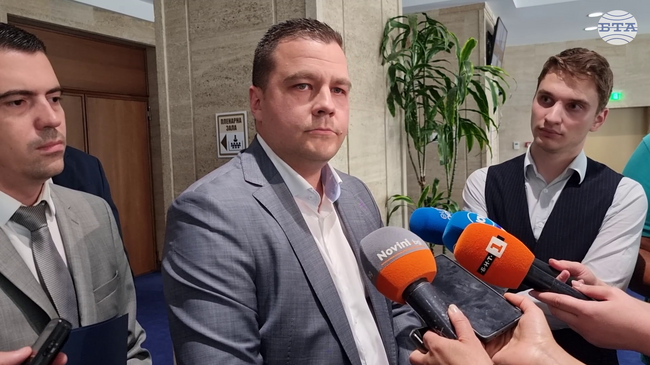 Партиите в опозицията са като "олио и вода", каза Станислав Балабанов от ИТН за заявките за общ вот на недоверие