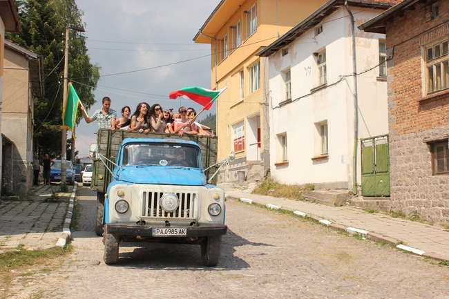 В края на юли родопското село Равногор чества стария обичай „изпращане на набора” с нова визия „младежки вечери”