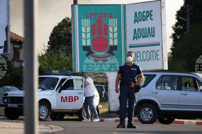 Дежурни екипи остават на мястото на овладения пожар във фабриката за пластмаса в Средец