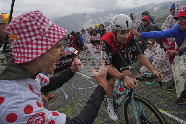 Кевин Воклен, който завърши седми в Обиколката на Франция, е счупил крак при инцидент в дома си
