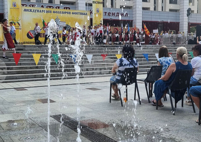 Международният фолклорен фестивал "Сребърна пафта" събра в едно хоро на централния площад в Кюстендил танцови групи от осем държави