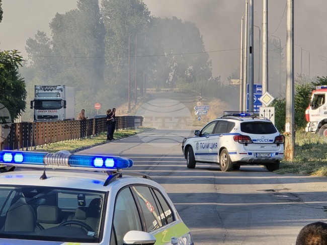 Екип на пожарната гаси пожар на един от изходите на Видин