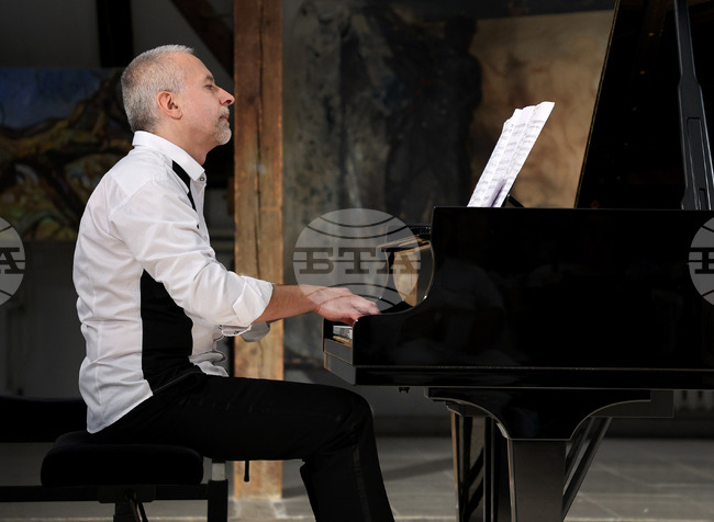  Варна - Международен музикален фестивал „Варненско лято“ - Веско Стамболов