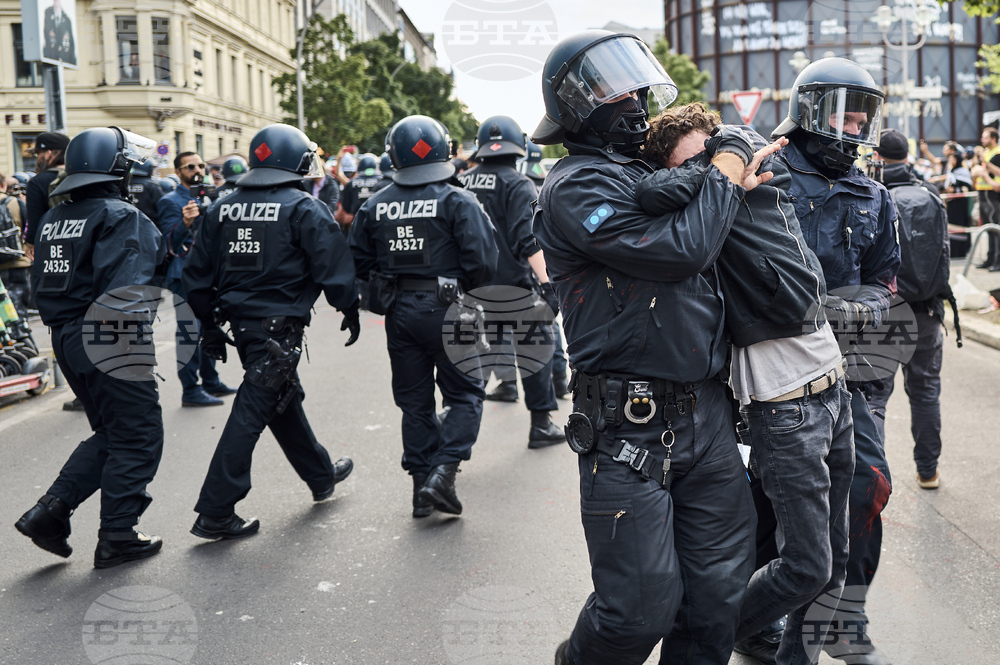 Ирландия изразява загриженост след като ирландска участничка в протести е била ударена от берлински полицаи