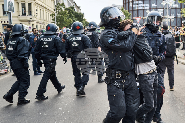 Ирландия изразява загриженост след като ирландска участничка в протести е била ударена от берлински полицаи