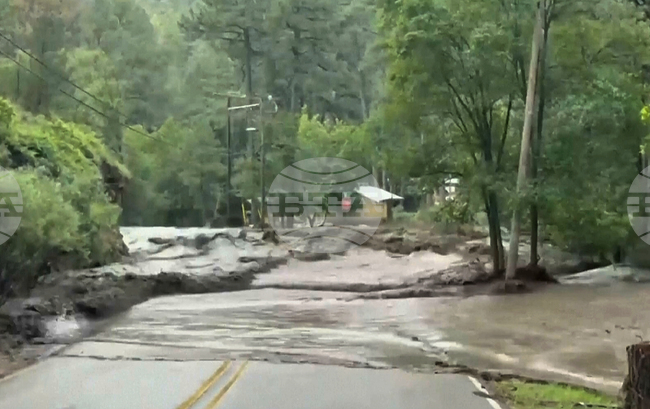 Двама души загинаха при наводнения в Мексико