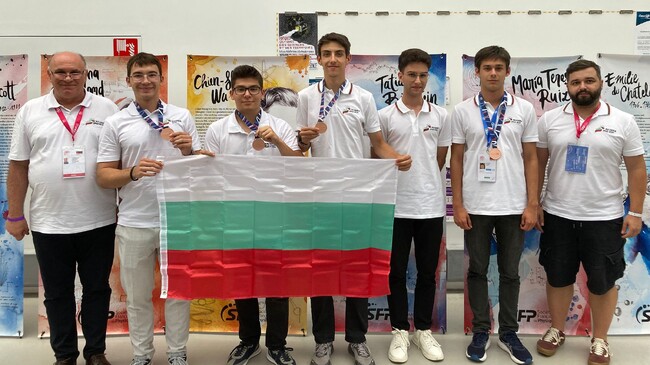 Bulgarian School Students Win 4 Medals at International Physics Olympiad in France