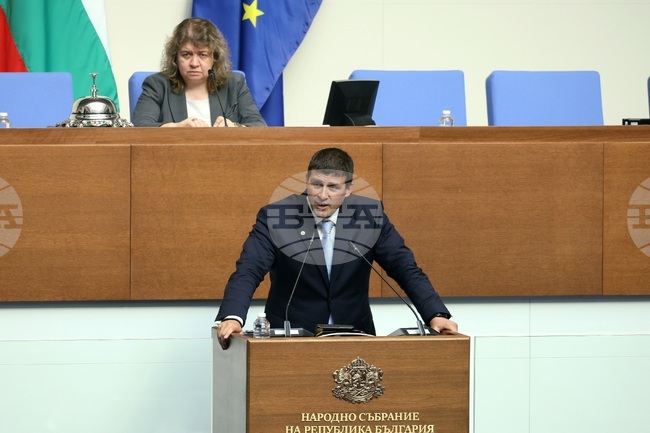 Да сменим Конституцията и да кажем, че в България има две касти - на управляващите и на обикновените граждани, каза Ивелин Михайлов