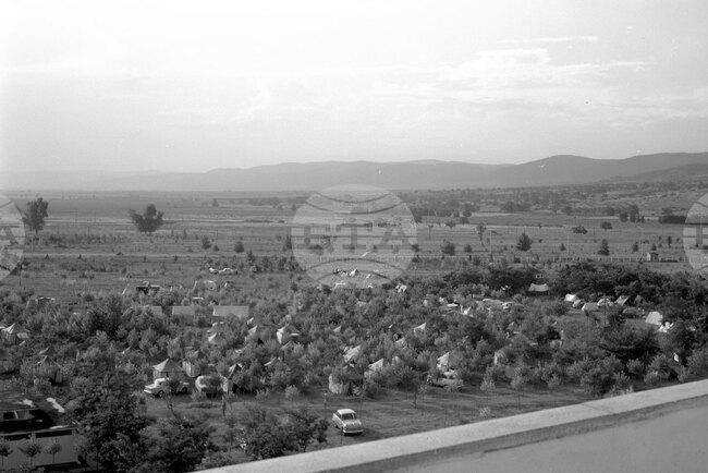 Оживление в един от къмпингите в курортния комплекс „Слънчев бряг“ през 1964 година