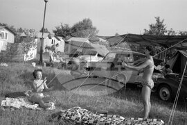 Оживление в един от къмпингите в курортния комплекс „Слънчев бряг“ през 1964 година